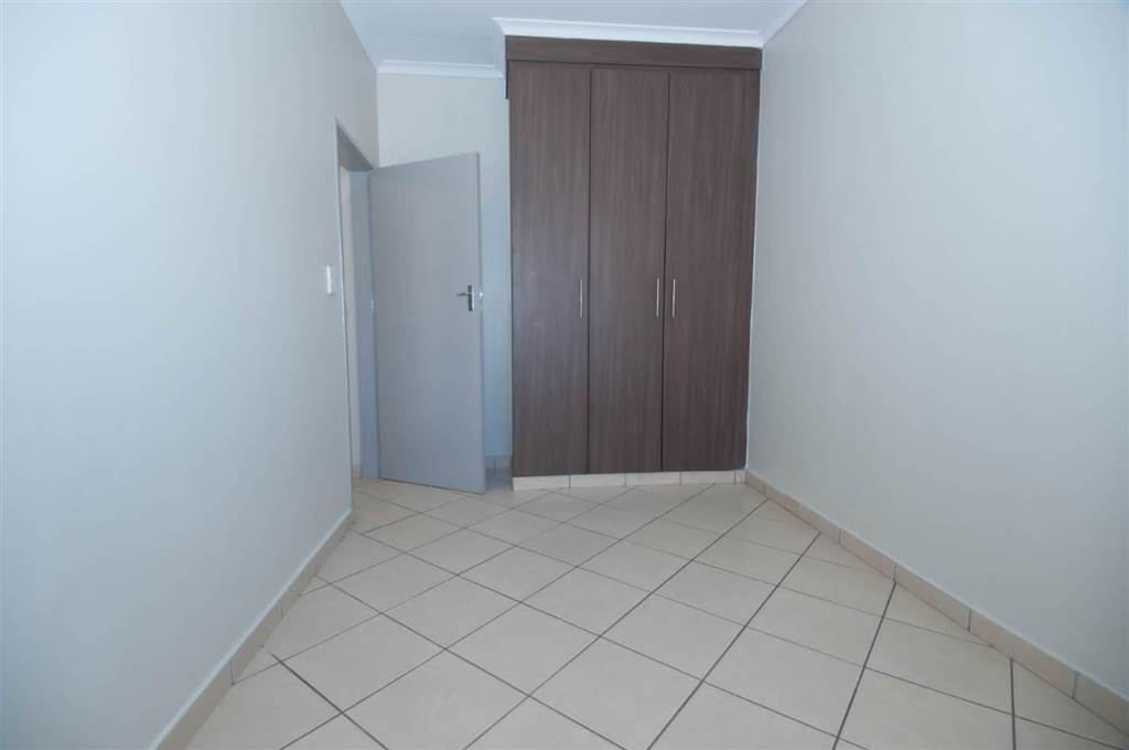 2 Bed Apartment in Eloffsdal photo number 8