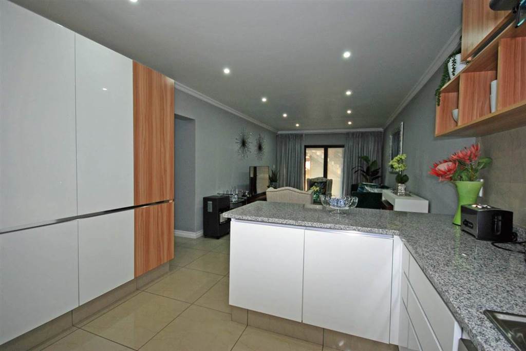 3 Bed Townhouse in Mondeor photo number 7