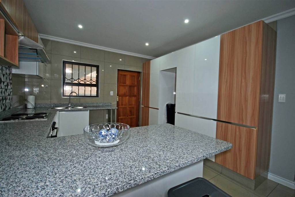 3 Bed Townhouse in Mondeor photo number 6
