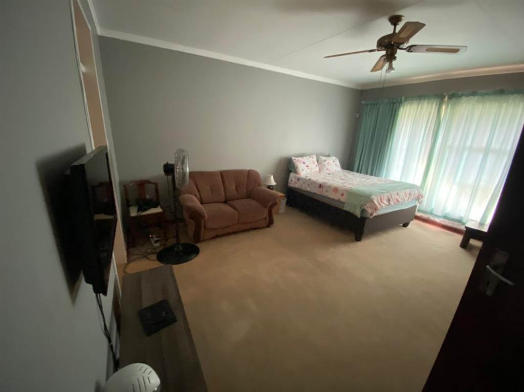 4 Bed House in Jan Cilliers Park photo number 10