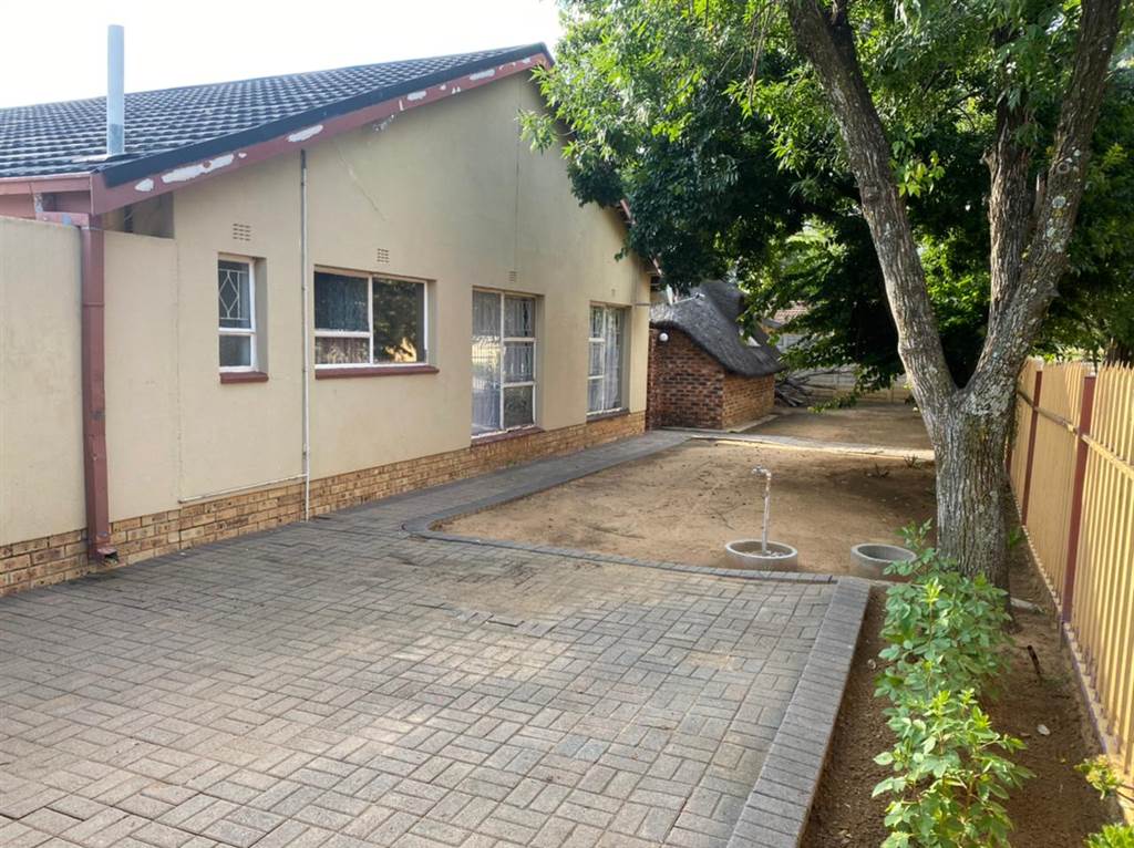 4 Bed House in Jan Cilliers Park photo number 12