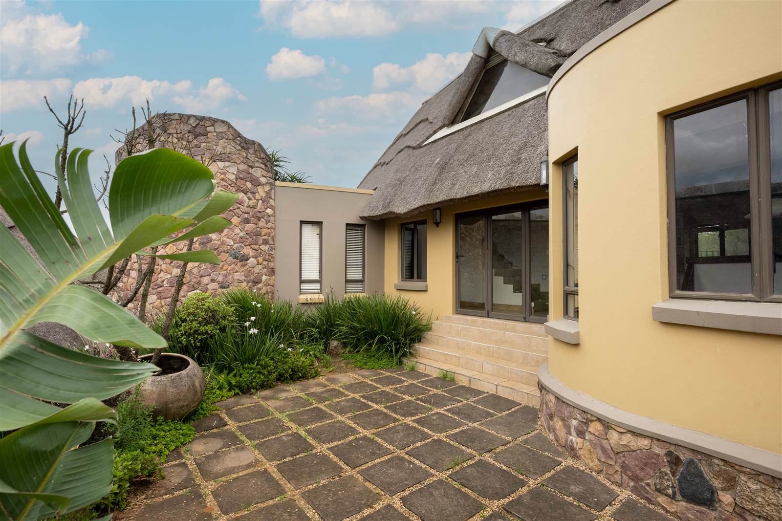4 Bed Townhouse in Phezulu photo number 10