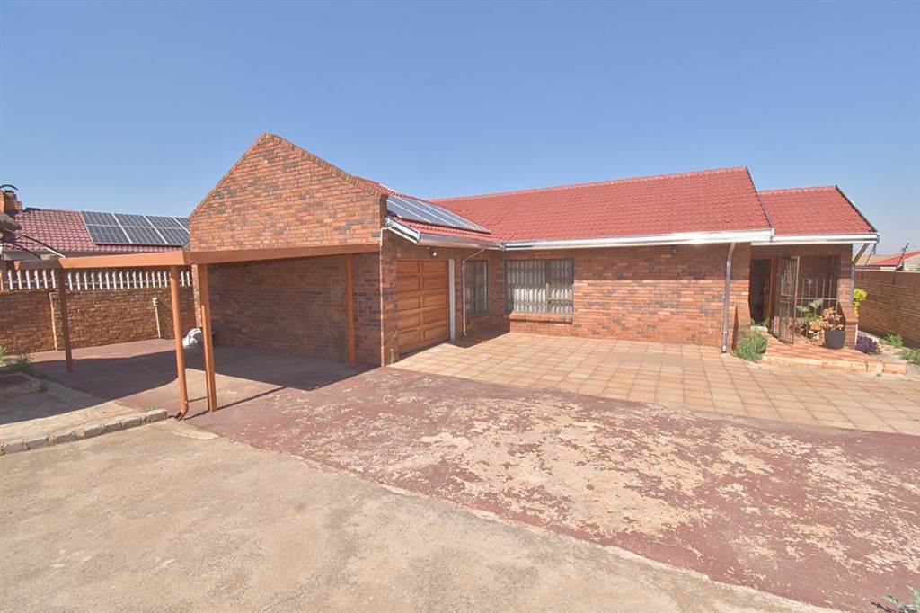 3 Bed House in Spruit View photo number 2