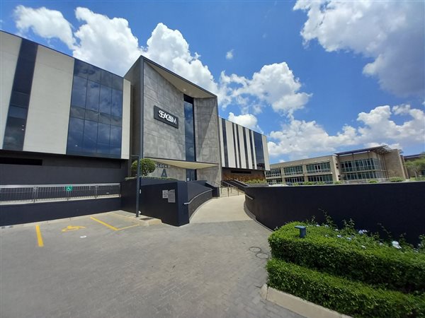 981  m² Commercial space