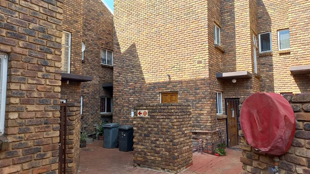2 Bed Townhouse in Pretoria North photo number 19