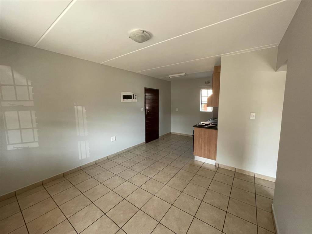 2 Bed Apartment in Glenvista photo number 17