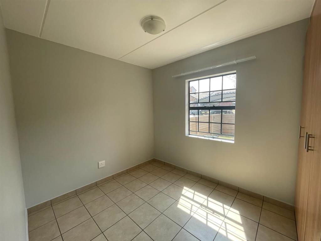 2 Bed Apartment in Glenvista photo number 25