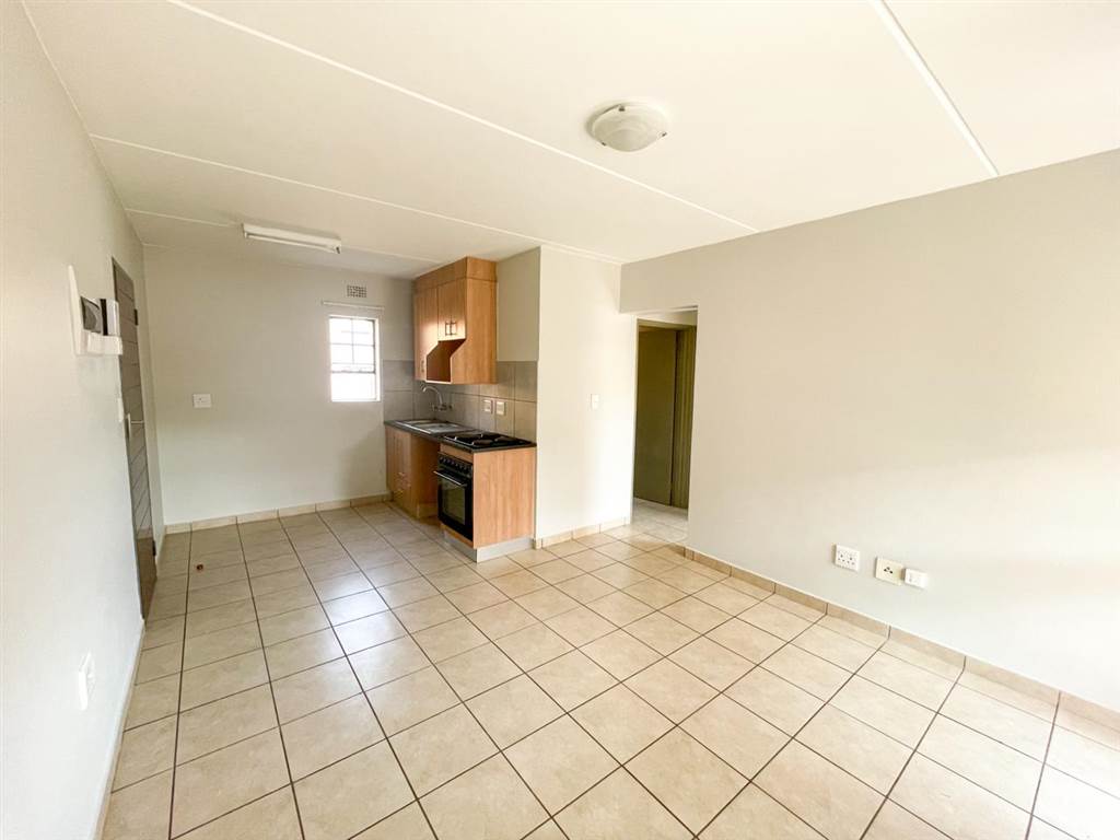 2 Bed Apartment in Glenvista photo number 19