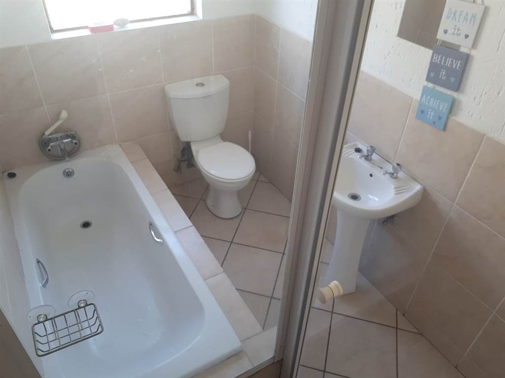 2 Bed Apartment in Boksburg East photo number 9