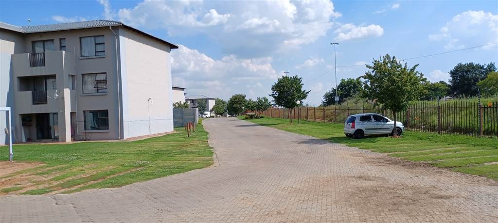 2 Bed Apartment in Boksburg East photo number 18