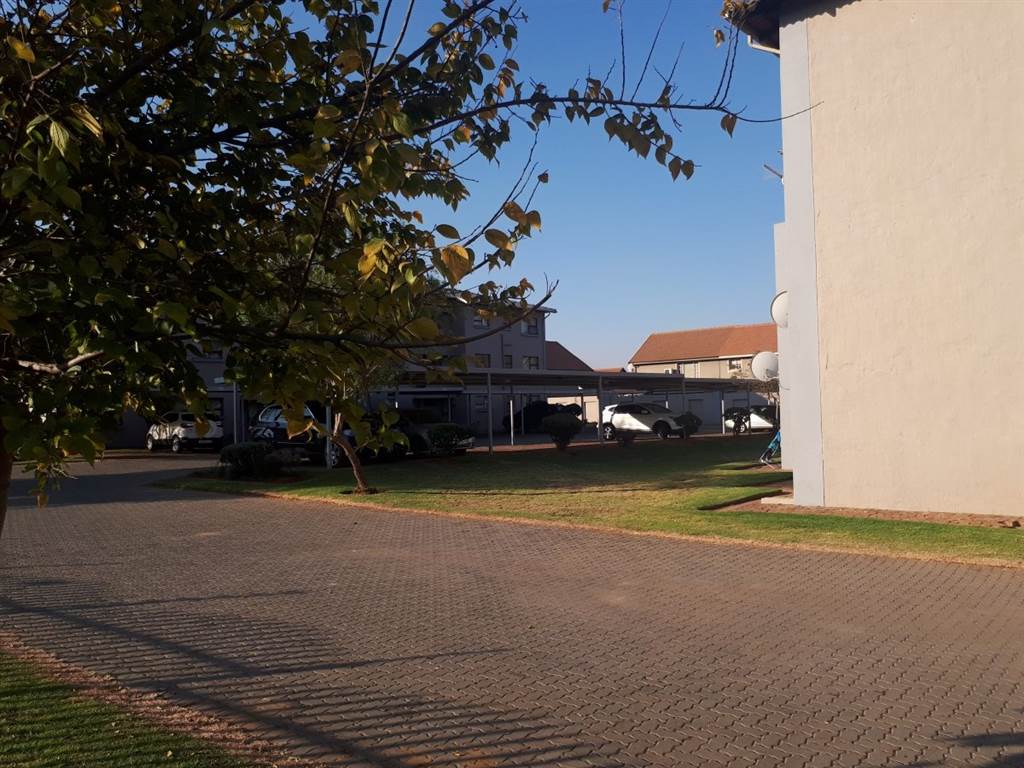 2 Bed Apartment in Boksburg East photo number 15