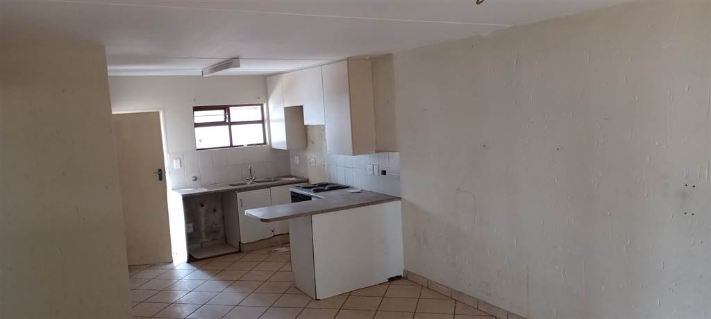 2 Bed Apartment in Boksburg East photo number 2