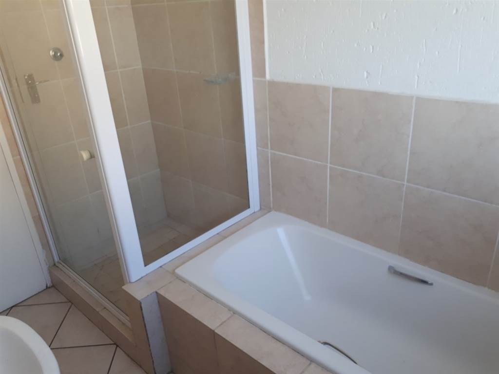 2 Bed Apartment in Boksburg East photo number 10