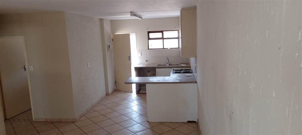 2 Bed Apartment in Boksburg East photo number 3