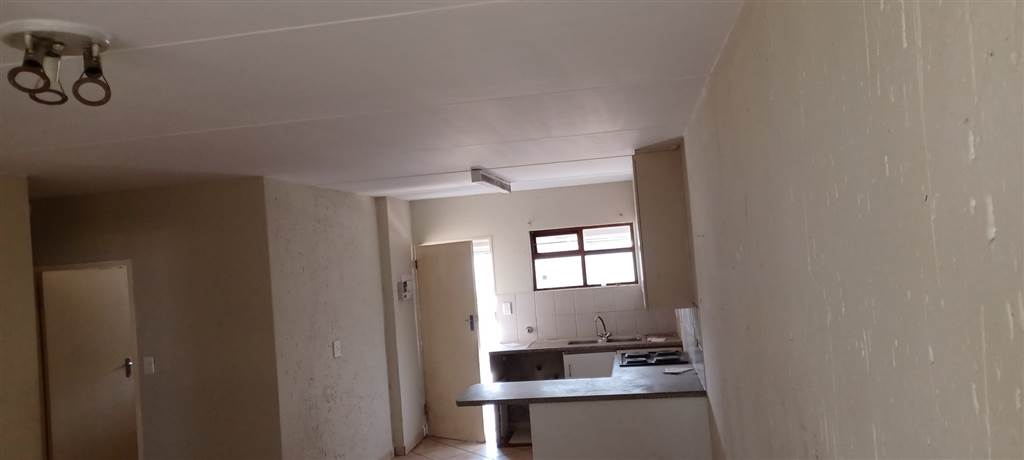 2 Bed Apartment in Boksburg East photo number 4