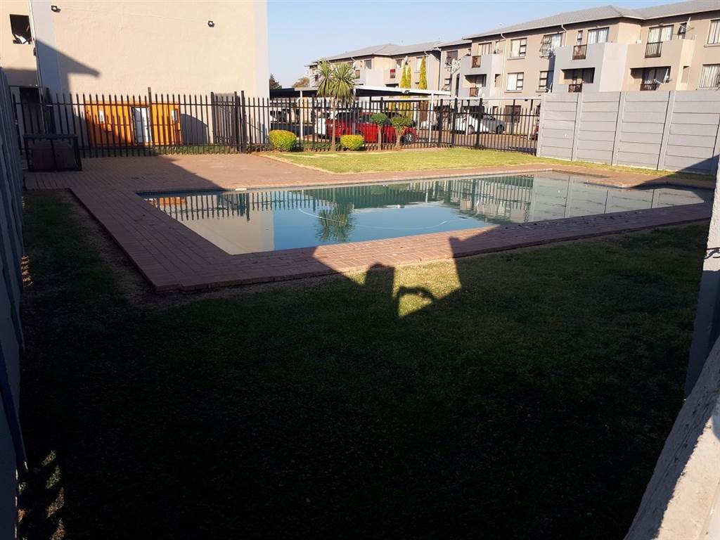 2 Bed Apartment in Boksburg East photo number 14