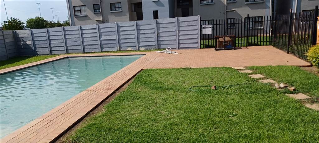 2 Bed Apartment in Boksburg East photo number 13