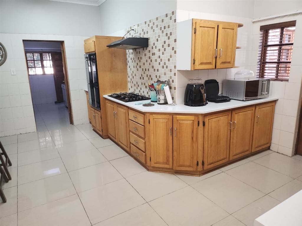 7 Bed House in Mmabatho photo number 14