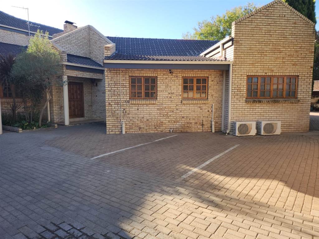 7 Bed House in Mmabatho photo number 3