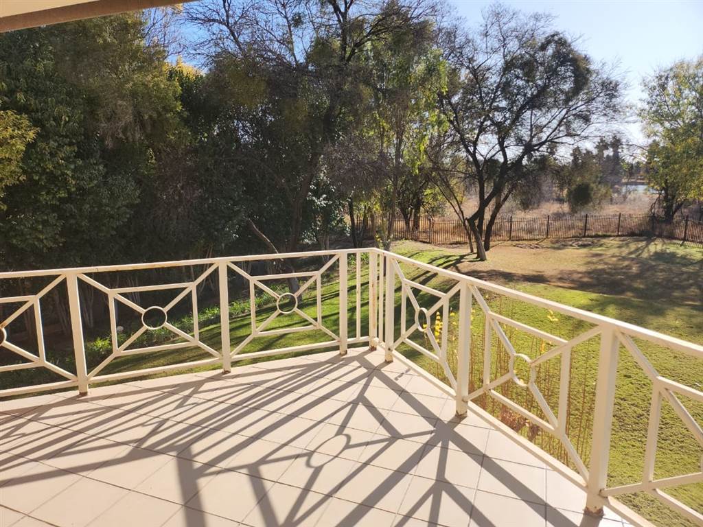 7 Bed House in Mmabatho photo number 7