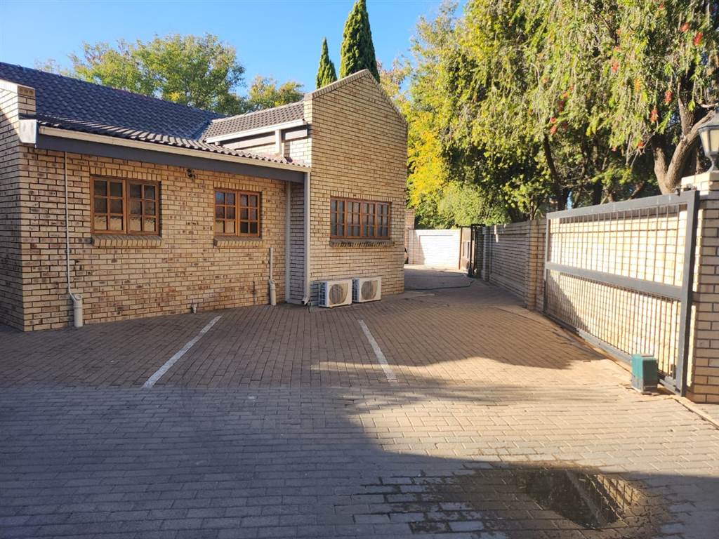 7 Bed House in Mmabatho photo number 4
