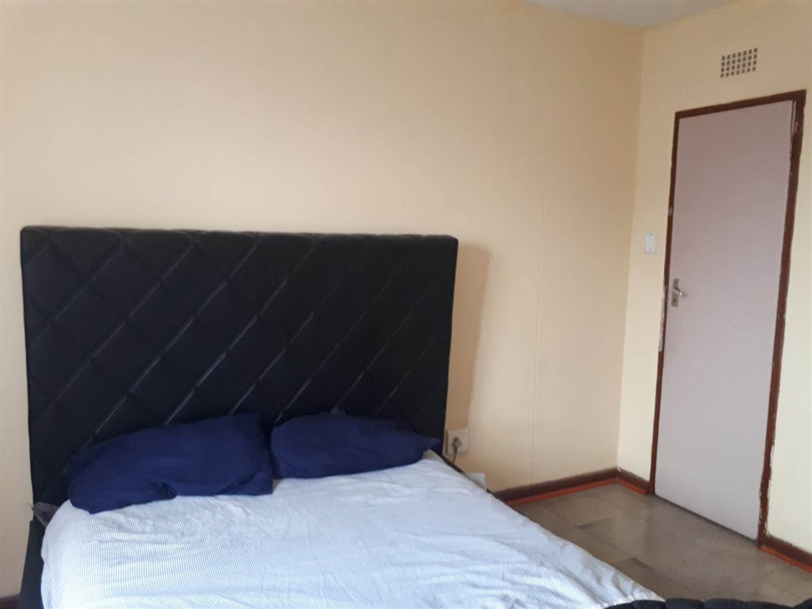 1 Bed Apartment in Sophiatown photo number 13