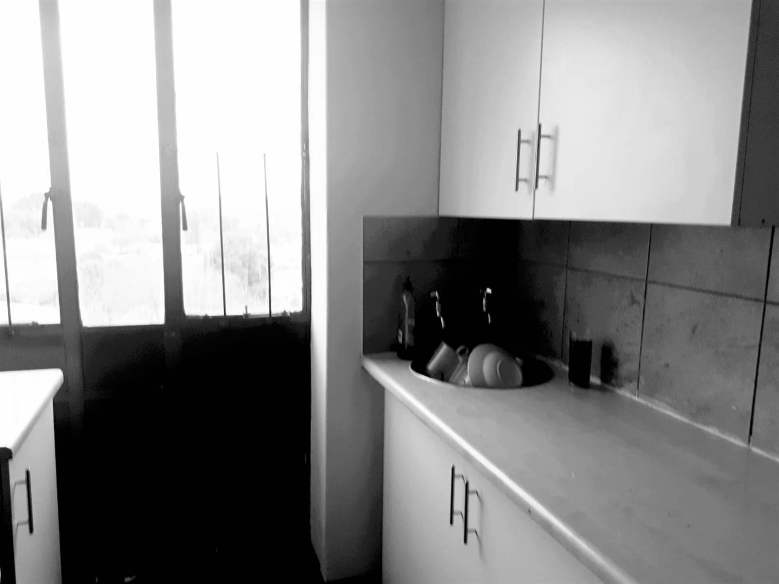 1 Bed Apartment in Sophiatown photo number 6