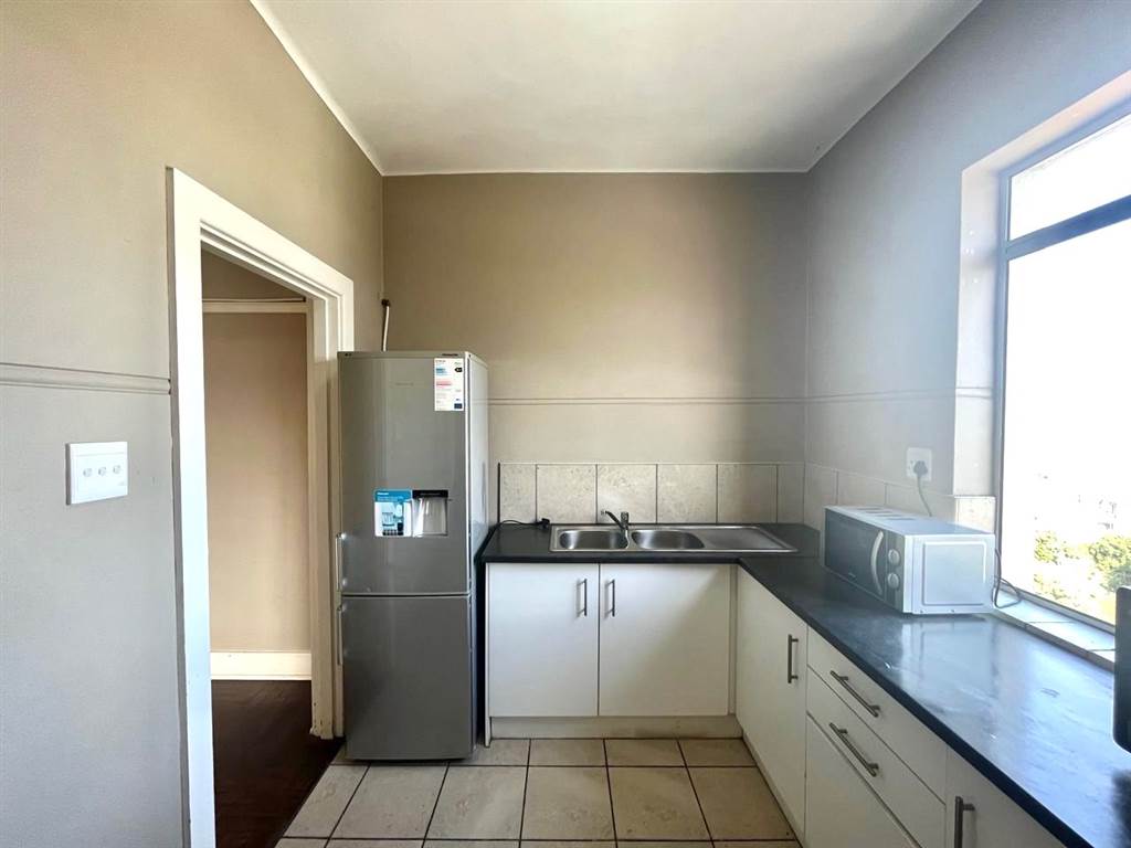 2 Bed Apartment in Port Elizabeth Central photo number 12