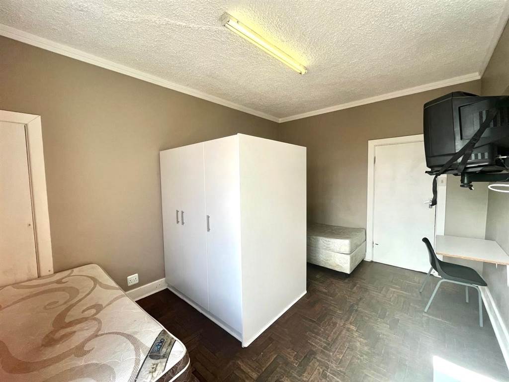 2 Bed Apartment in Port Elizabeth Central photo number 24