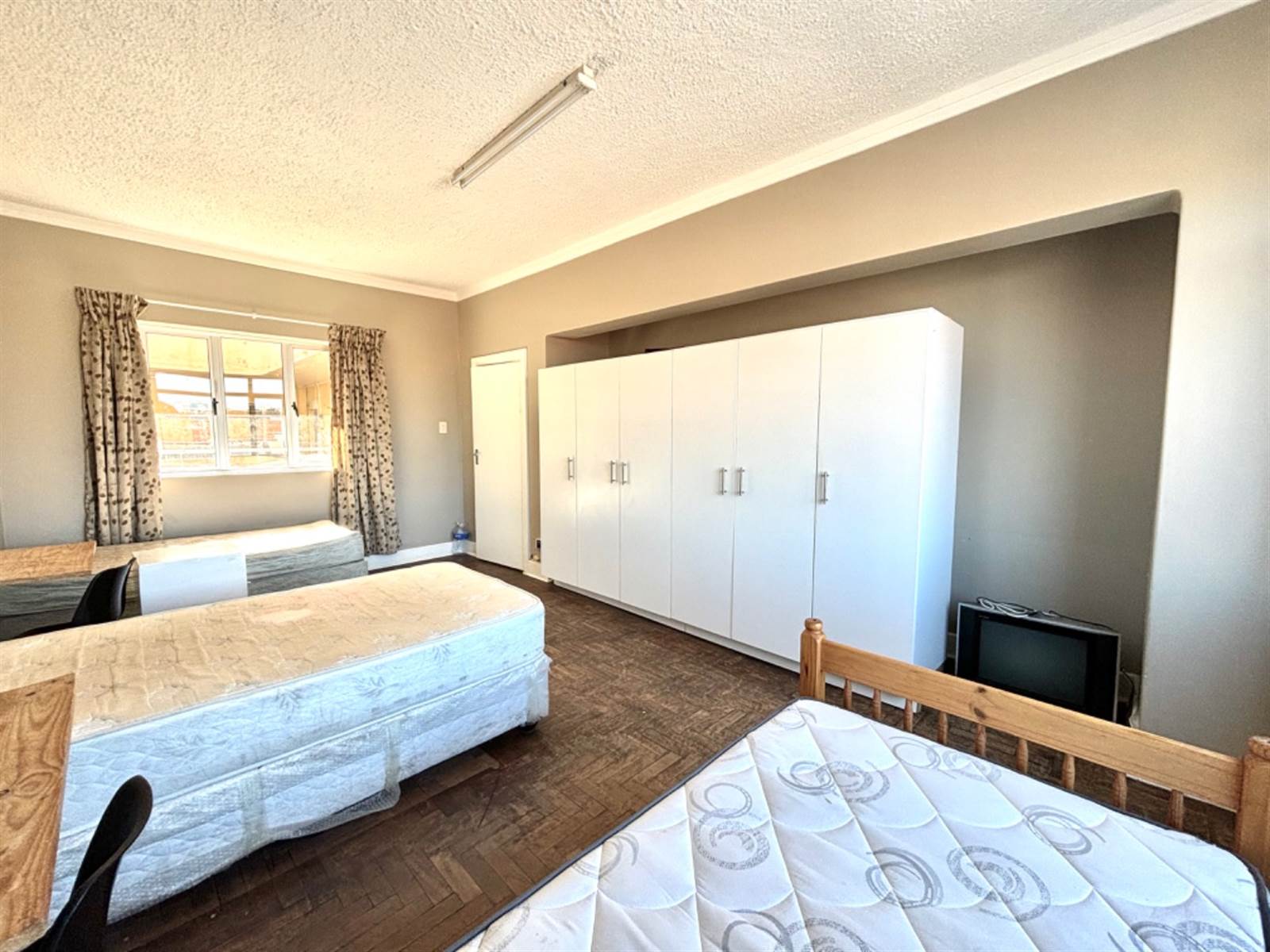 2 Bed Apartment in Port Elizabeth Central photo number 30