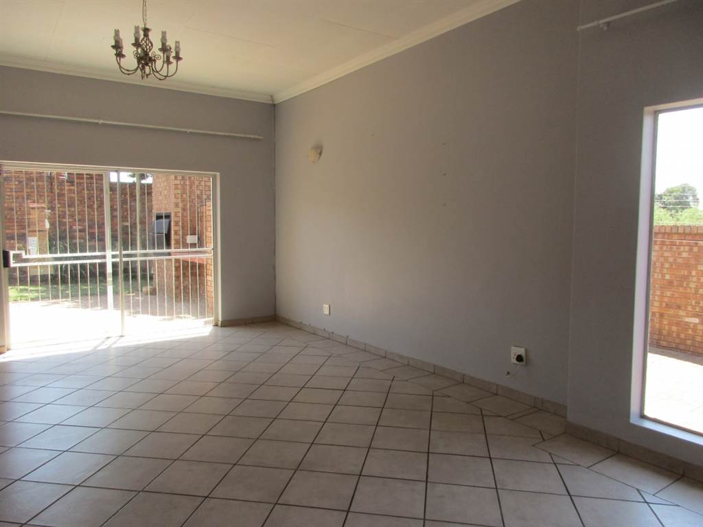 3 Bed Townhouse in Gholfsig photo number 8