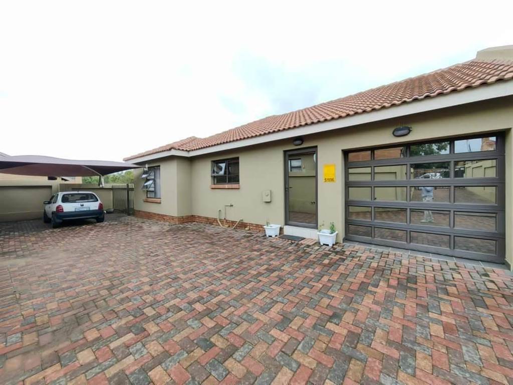 2 Bed Townhouse in Secunda photo number 9
