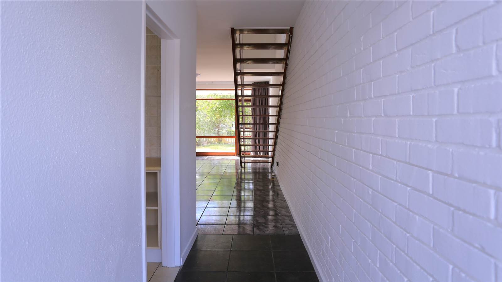 2 Bed House in Bergvliet photo number 9