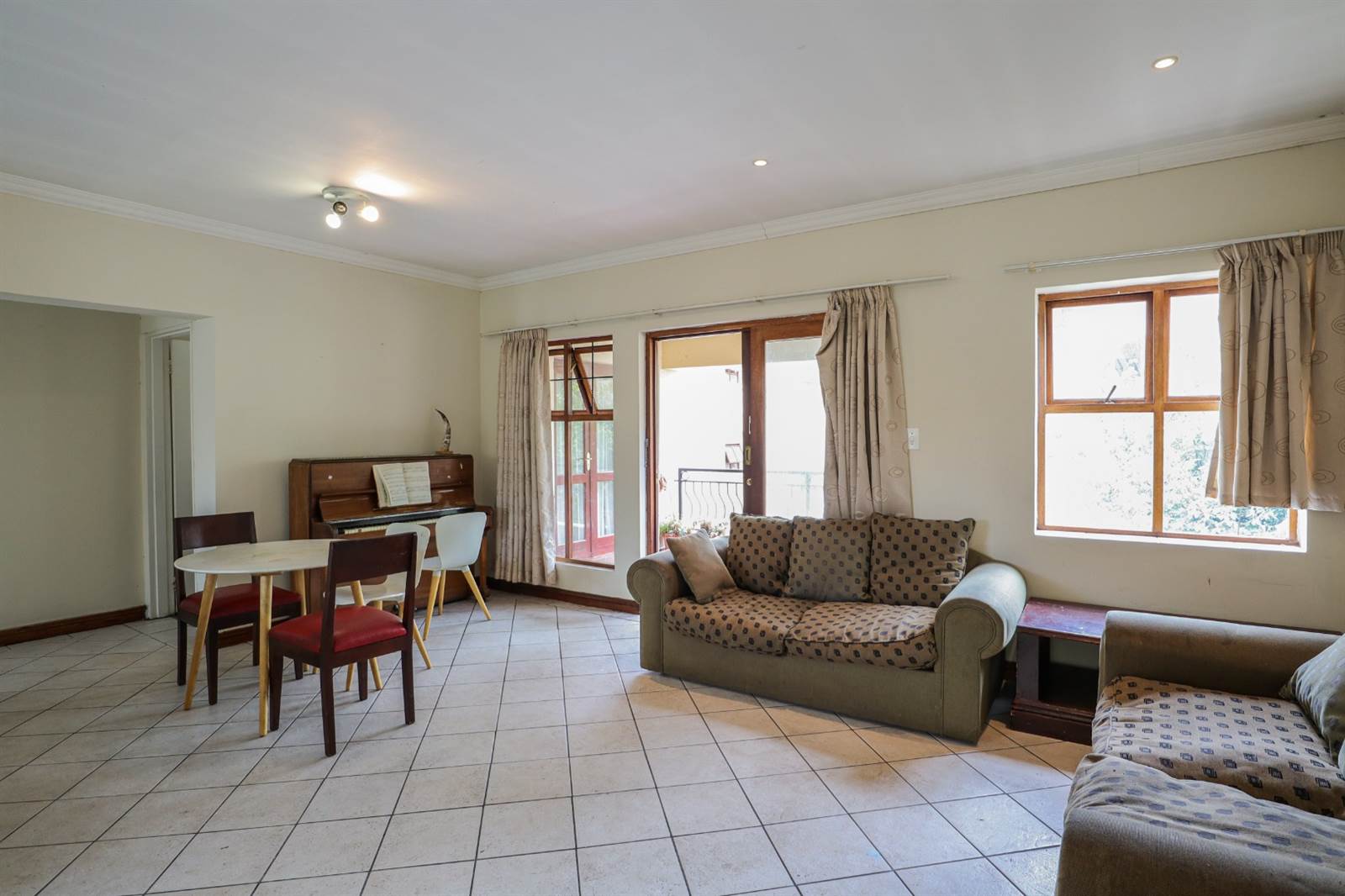 2 Bed Apartment in Bryanston photo number 2