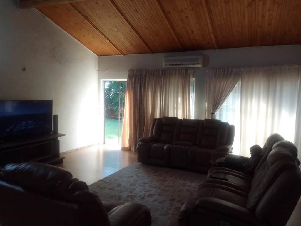 4 Bed House in Dorandia photo number 12
