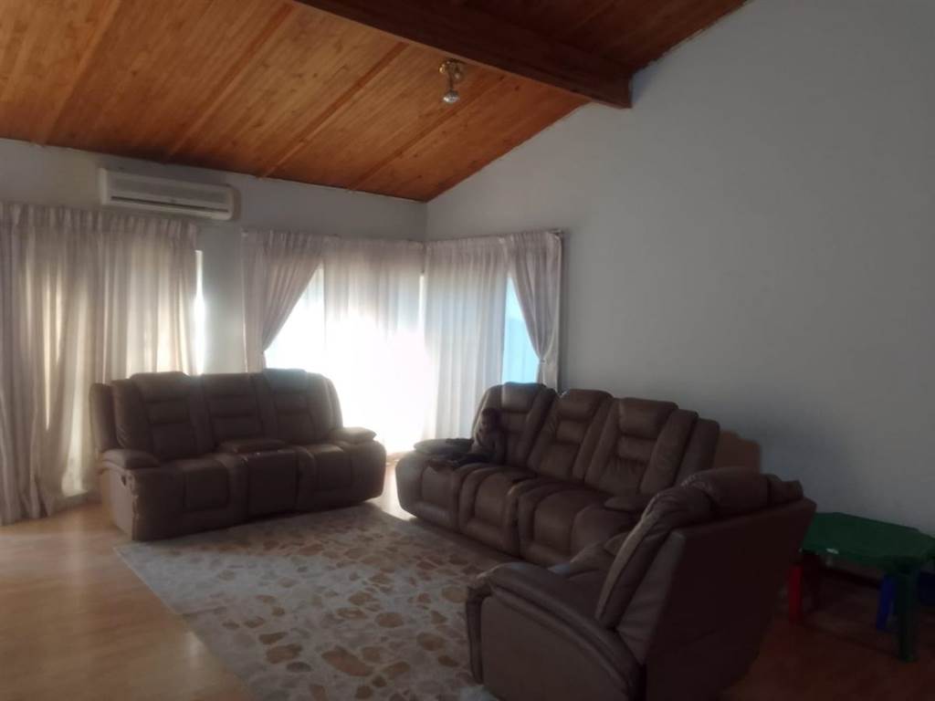 4 Bed House in Dorandia photo number 17