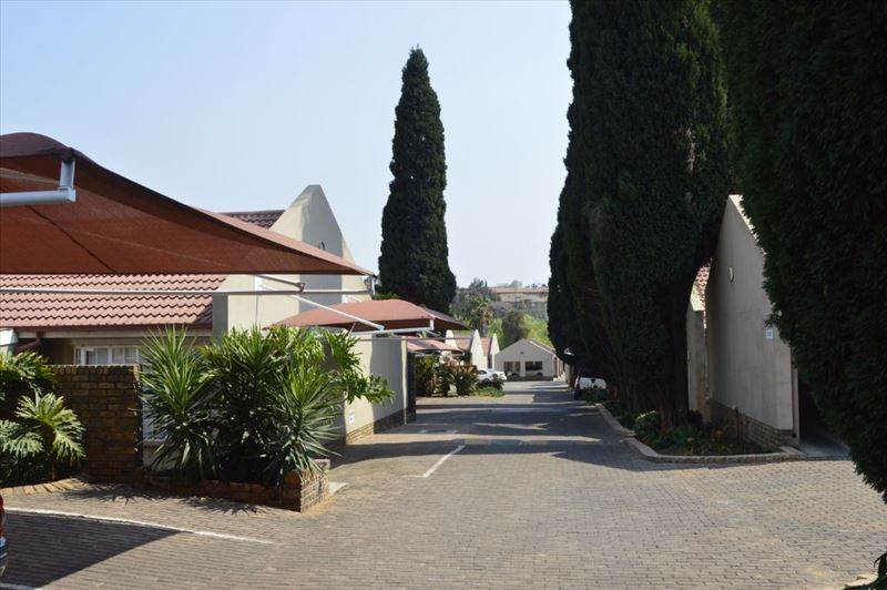 2 Bed Townhouse in Glen Marais photo number 1