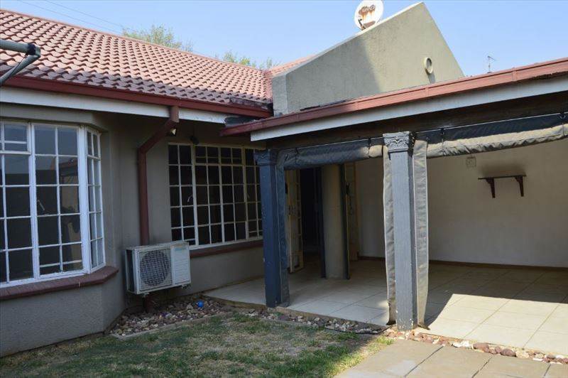 2 Bed Townhouse in Glen Marais photo number 23