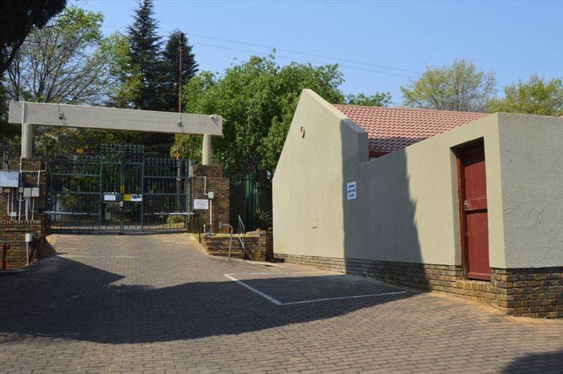 2 Bed Townhouse in Glen Marais photo number 25