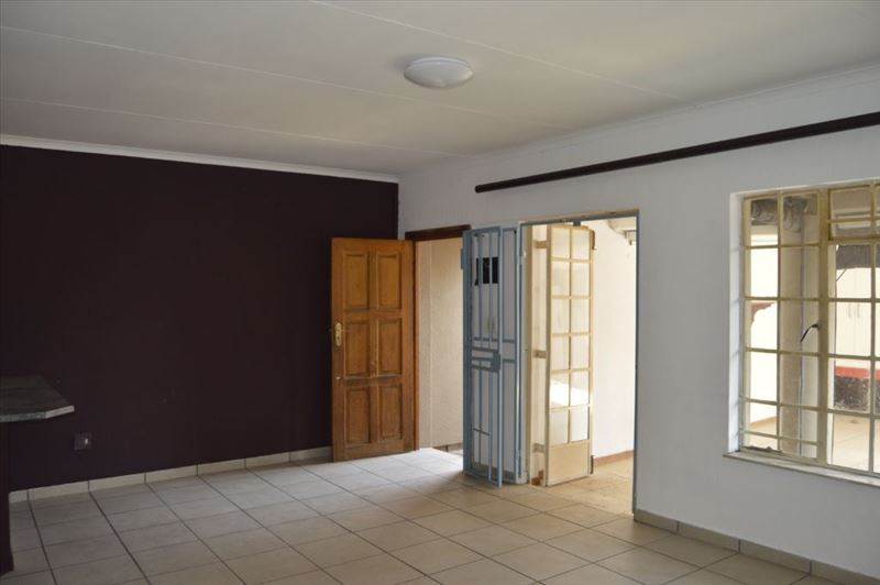 2 Bed Townhouse in Glen Marais photo number 6