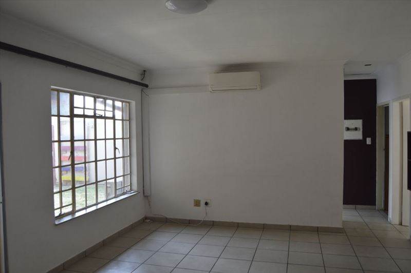 2 Bed Townhouse in Glen Marais photo number 7