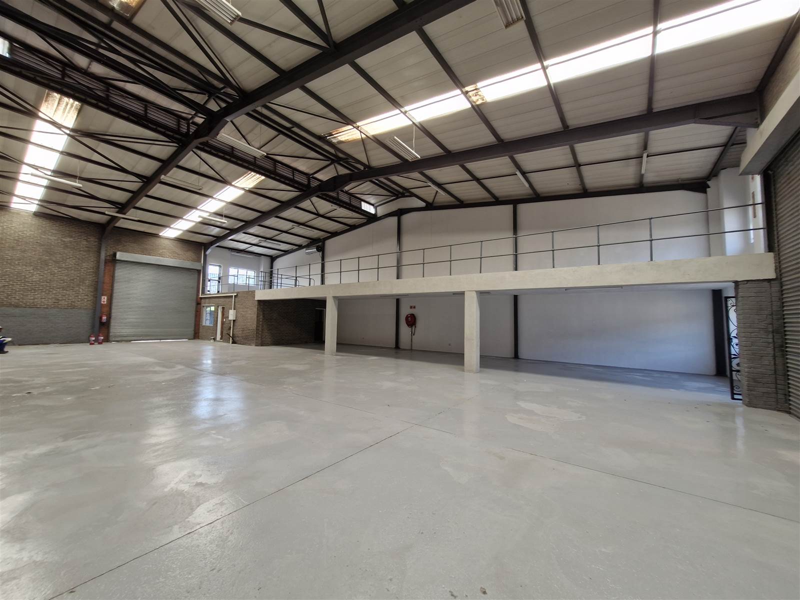 510  m² Industrial space in Commercia photo number 3
