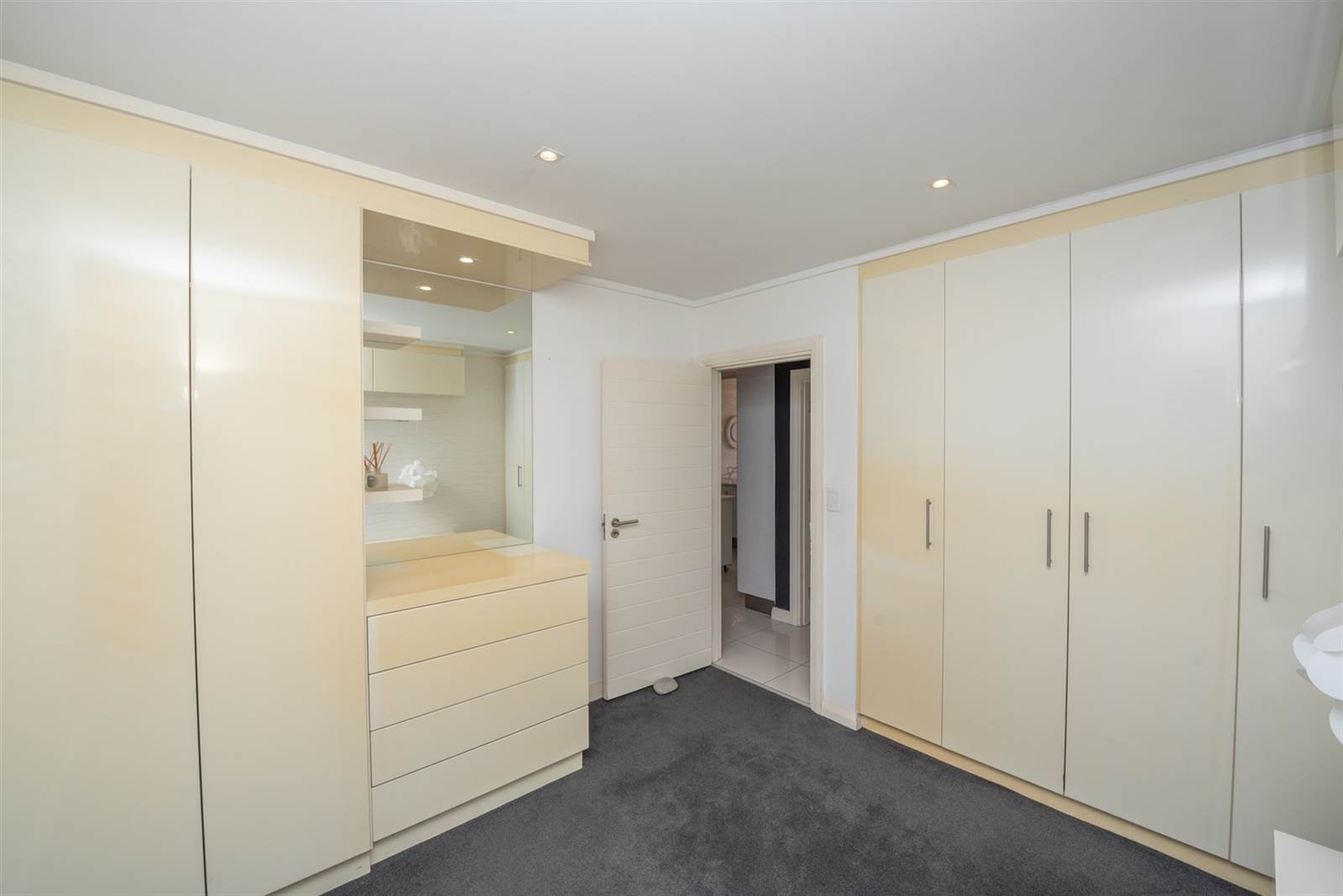 2 Bed Apartment in Humewood photo number 29