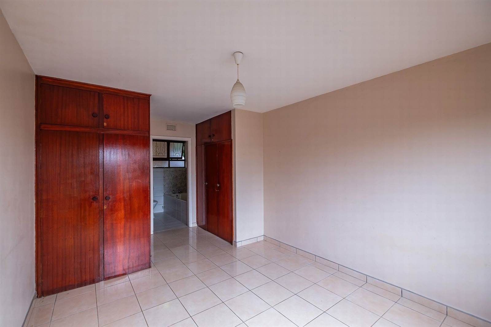 2 Bed Apartment in Illovo Beach photo number 24