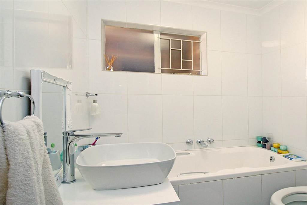 2 Bed Apartment in Eastleigh photo number 23