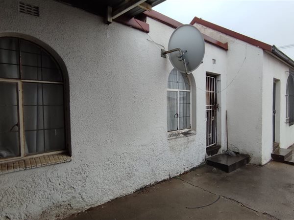 874  m² Commercial space in Primrose