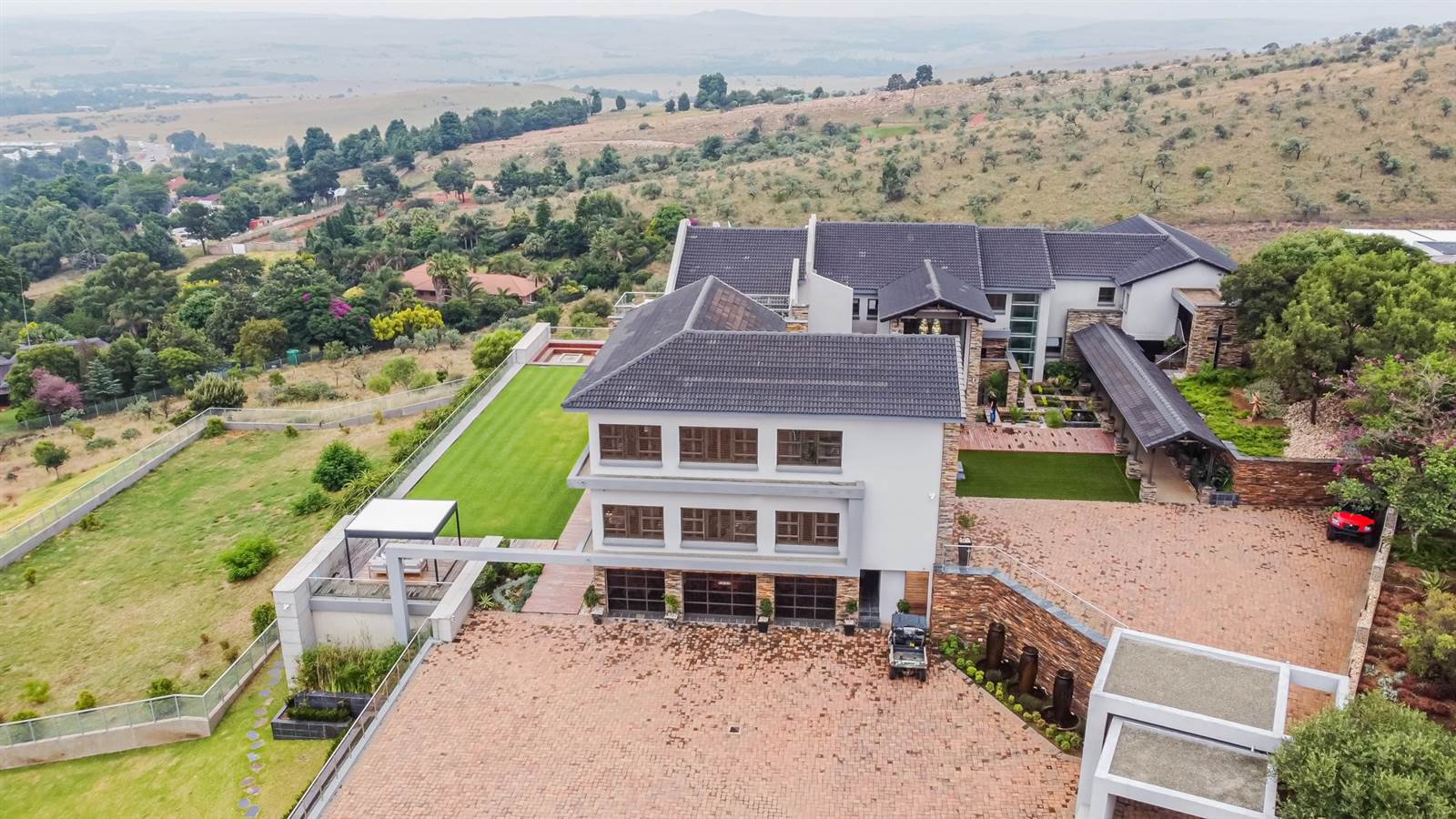 19 Bed House in Protea Ridge photo number 2