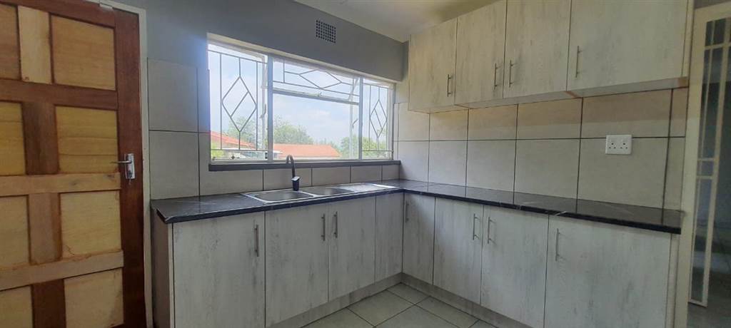 3 Bed House in Rensburg photo number 3