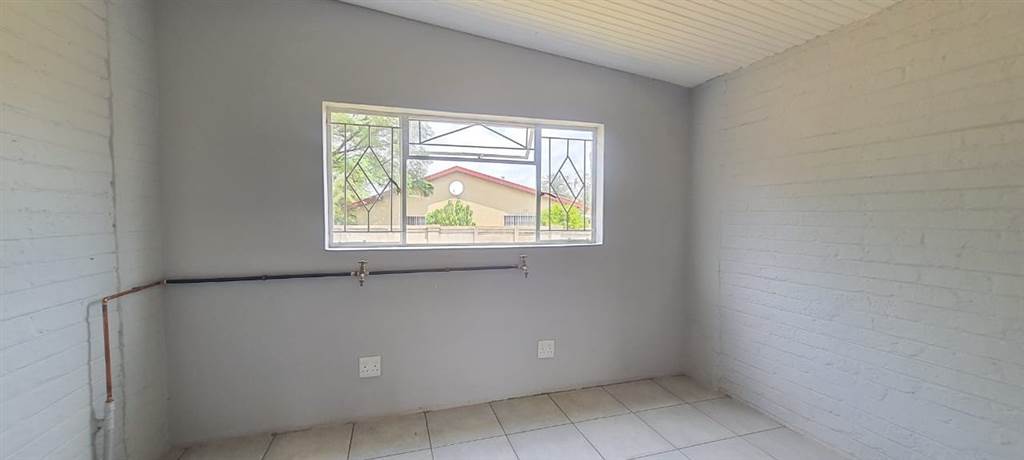 3 Bed House in Rensburg photo number 16