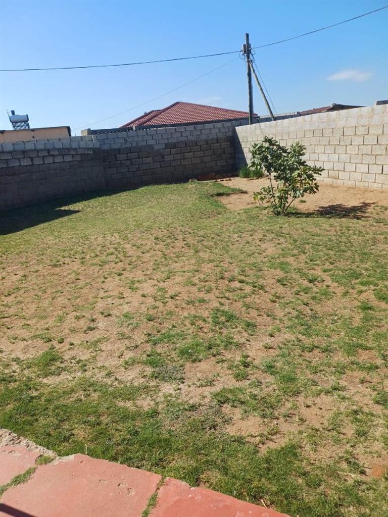 2 Bed House in Zwide photo number 3